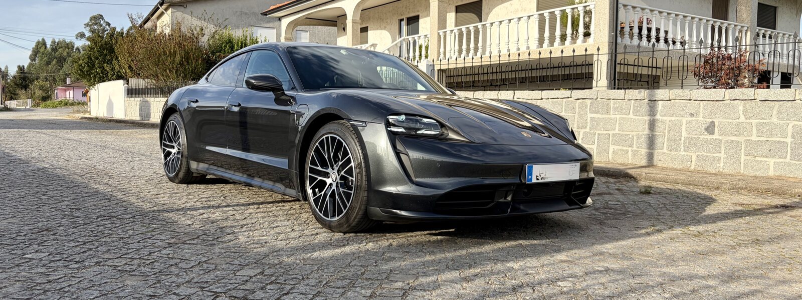 Porsche Taycan Turbo importado pela AutoRuta24, fotografado à chegada